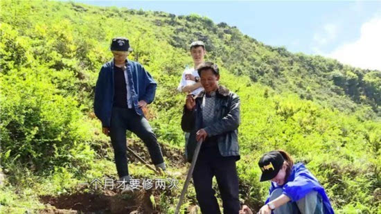 《变形计》“父爱如山”父亲为儿子徒手挖出3公里的悬崖路