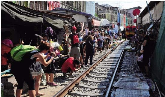 泰国最牛铁道市场:火车穿梭集市 摊主淡定摆摊