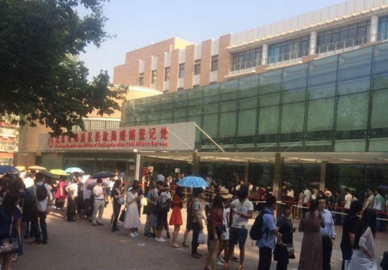 520恋人扎堆领证 民政局囍囍囍囍囍排长龙 (组图)