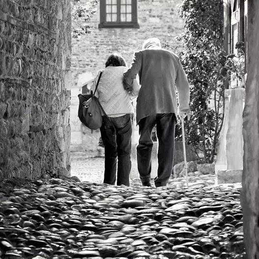 的背影渐行渐远。你站在小路的这一端，看着他消失在小路转弯的地方。” 而作为子女的我们，又何尝不是这样