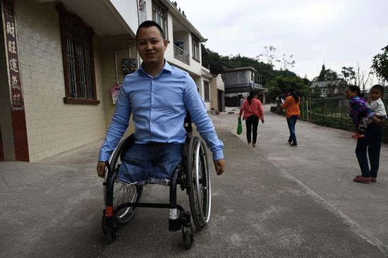 励志！无腿青年感人情诗 千首情诗娶回美丽娇妻汶川地震幸存者的逆袭人生