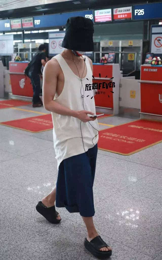 许魏洲,李易峰为工装服正名,华晨宇迷上老头衫,谁更潮?