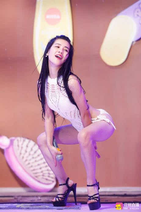 花椒直播《淋浴歌王》诱惑十足美女主播泳装湿