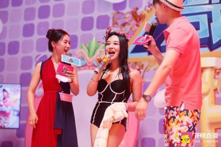 花椒直播《淋浴歌王》诱惑十足 美女主播泳装