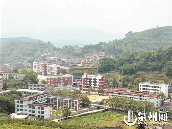 安溪县龙涓乡屹立着3所美丽的校园——崇文中学,崇文小学和幼儿园,这