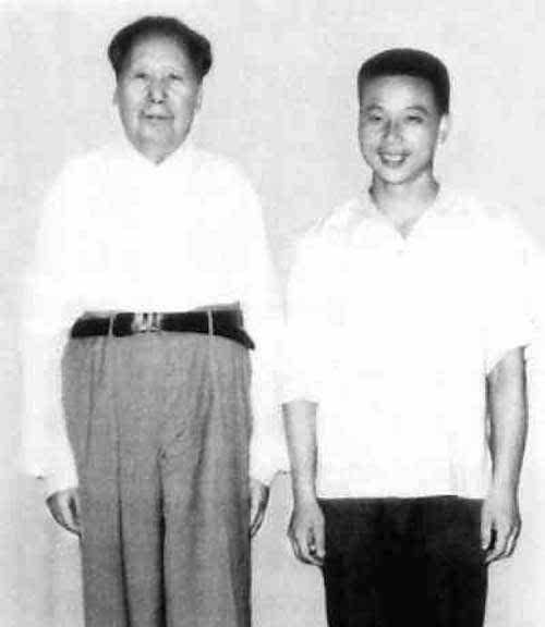 贺麓成是毛泽覃烈士和贺怡的儿子.贺麓成本叫毛岸成.