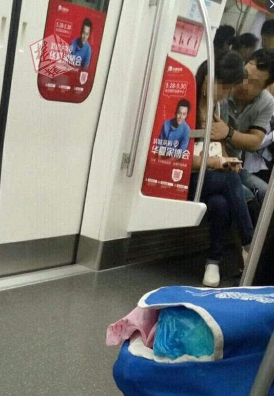 武汉地铁上男女公开亲吻摸胸 乘客吐槽:太不雅了
