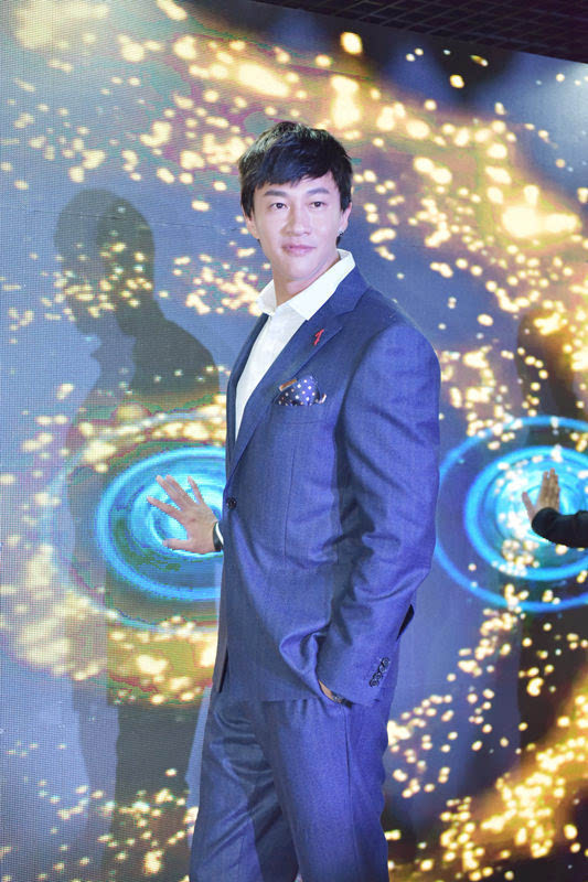 何润东出席活动尽显绅士风采 护肤小技巧大公开(图1)