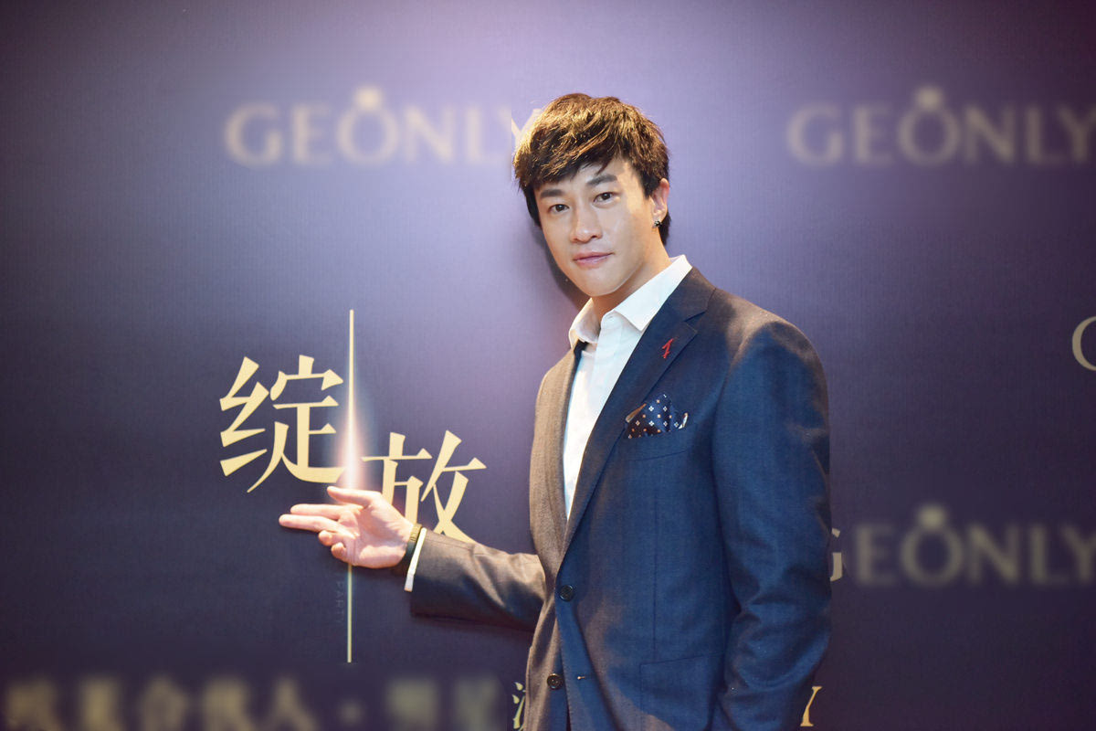 何润东出席活动尽显绅士风采 护肤小技巧大公开(图2)