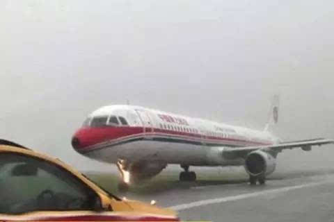 東航飛香港客機著陸時沖出跑道