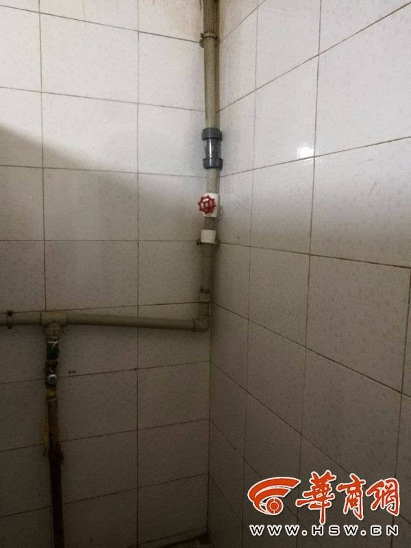 先被雨水倒灌 又遇水管掉落 渭南一超市连续被淹