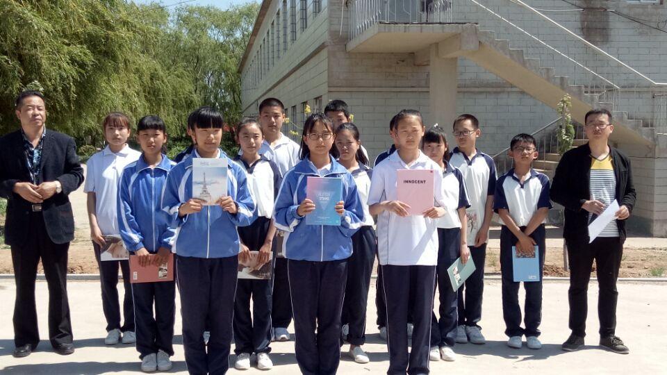 昌图县太平中学为"温馨五月花,感恩母亲节"获奖同学颁奖