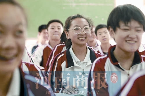 女孩帮扶受伤老人 善意举动全城点赞