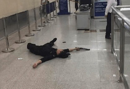 乘客暴力拒绝安检 挑衅安保力量应该0容忍