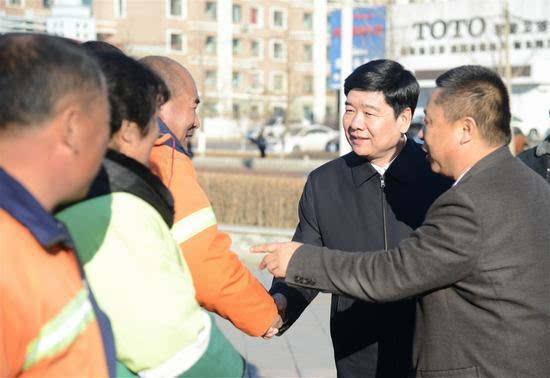 中共营口市鲅鱼圈区委书记方景广在鲅鱼圈红旗大集"腊八"满族特色民俗