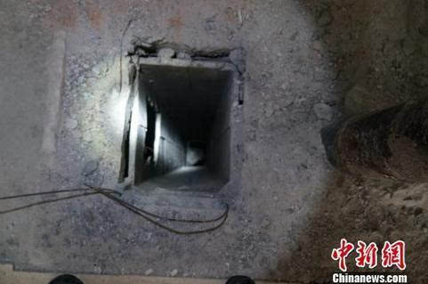 宁波市消防支队接警后,迅速出动,经过2个多小时的救援成功将小孩救出