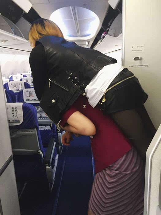 郑州机场空姐背女乘客下飞机 世界最美全球空姐大比拼!看看哪家最美?
