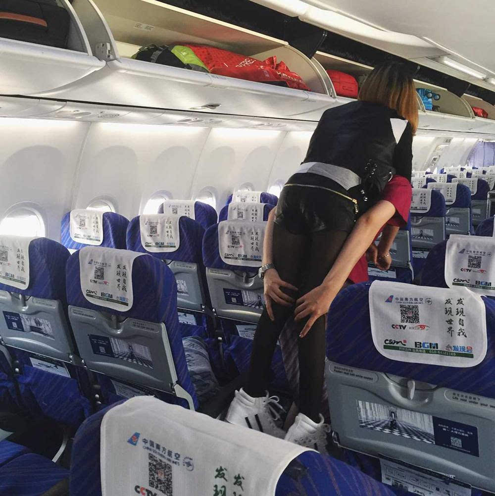 郑州机场空姐背女乘客下飞机 世界最美全球空姐大比拼!看看哪家最美?