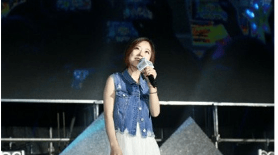 2017斗鱼嘉年华冯提莫演唱会视频:冯提莫个唱