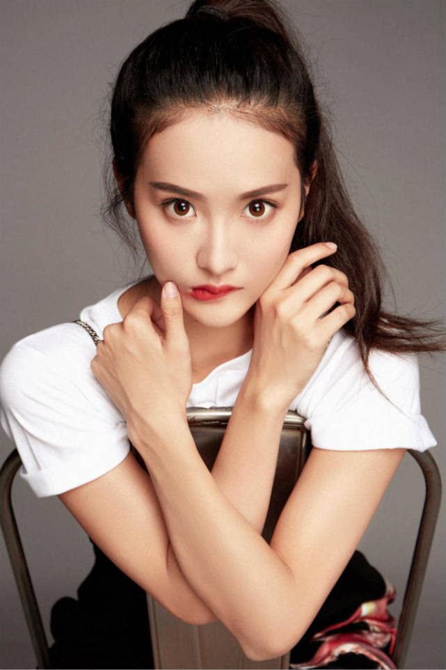 赖雨蒙曝酷感写真大片 率真天性惹井柏然摸头