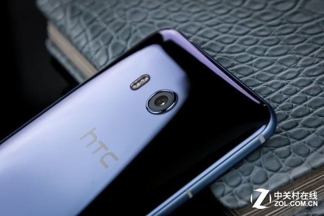 3D曲面水漾玻璃机身设计HTCU11图赏