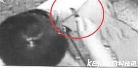 女子在ATM自杀 幸亏监控室保安机智迅速发现