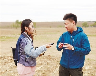 赵明磊接受本报记者采访赵明磊(左二)在黑木耳养殖基地—阿荣旗兴安