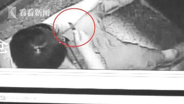 女子在ATM自杀:监控室保安边劝说边报警 上演