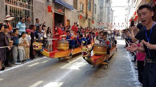 屏南举办端午民俗文化节 "旱地龙舟"没河也能赛龙舟