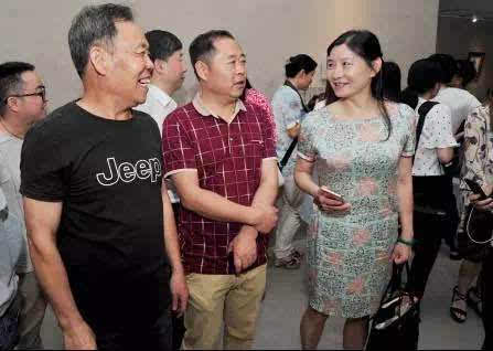 原常德市人大常委会主任,艺术家莫道宏在展厅与嘉宾交流