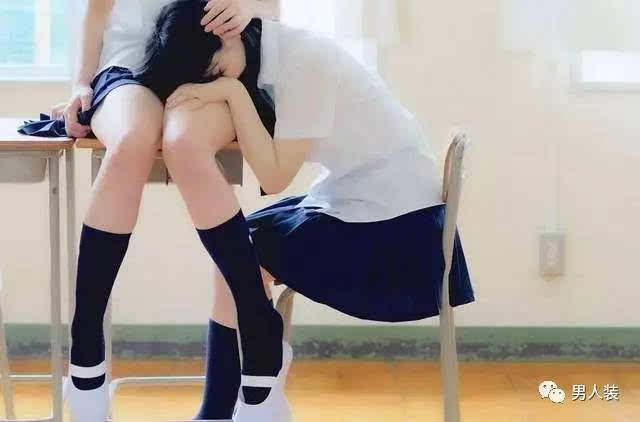 穿短裙直接坐椅子上，不凉吗 | 快餐