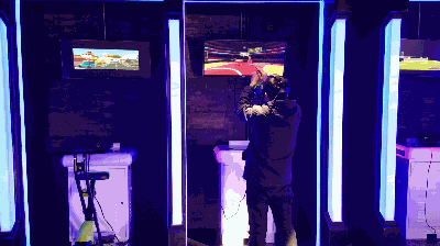 星球大战:是一款体验驾驶太空飞船的游戏,体验者坐在飞船