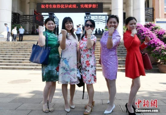 2017高考首科考试结束 家长场外狂拍考生似走