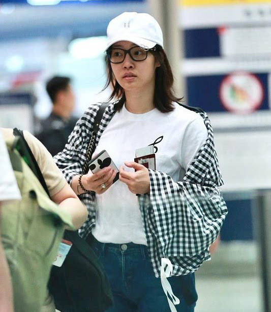 白百何怀孕了吗 素颜发福胸部高耸素颜现身机场无人识