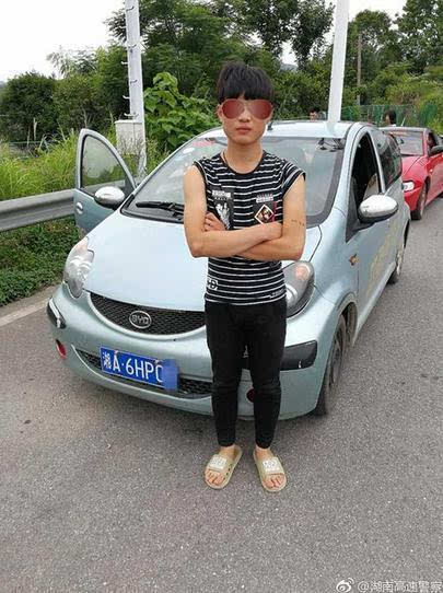 99后少年无证驾驶被查 两男两女有说有笑罚款一千毫不在意抢镜卖萌也是醉了