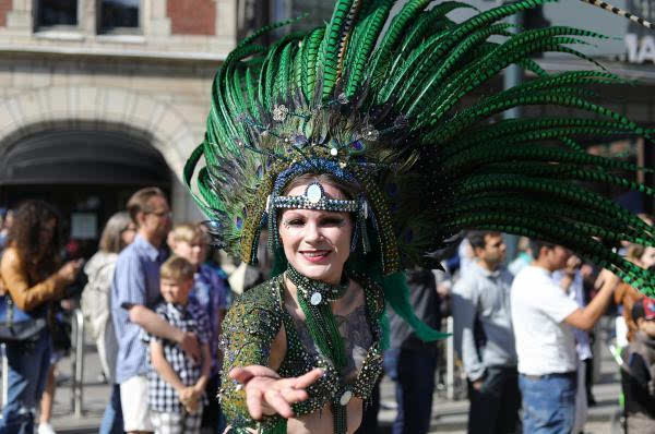6月10日,在芬兰首都赫尔辛基,身着盛装的桑巴舞者参加狂欢节游行.
