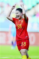 图为中国女足队员肖裕仪在比赛中庆祝进球.