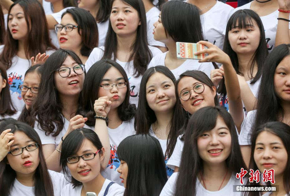 【武汉最牛毕业照】6月12日,华中师范大学的4000多名师生围成一圈
