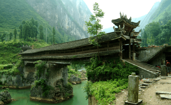 百年历史龙潭风雨桥.