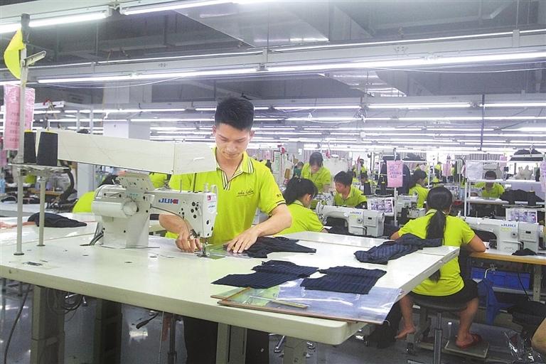 日前,在于都县赢家服饰有限公司,工人在加紧生产.