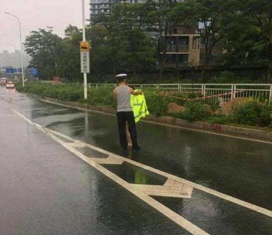 赤裸女子高速自尽 辅警被雨淋得湿透最终说服该女子