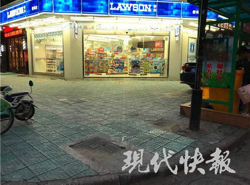 男子开车进便利店 为了买东西还是炫车技？