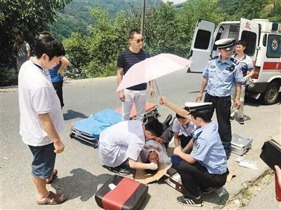 车祸现场,众人抢救伤者. 记者张松 通讯员黄健