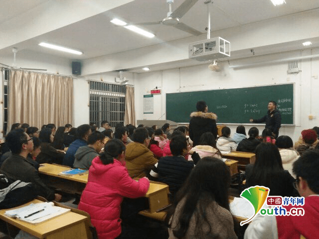 学霸楼道给同学补高数走红 被称大学宿舍的一