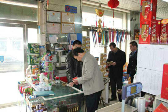 延安志丹公安局经侦大队突击检查卷烟烟草市场