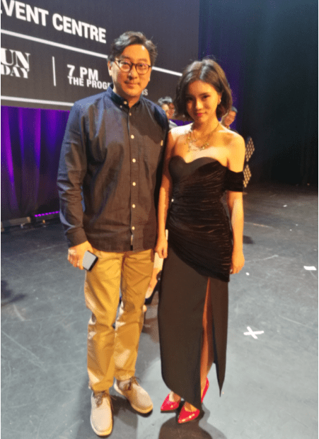 梁晓珺性感高叉礼服出席华谊新星盛典 唱功获