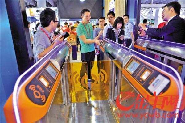 昨日在金交会现场,市民体验刷银联卡过地铁闸机 记者 汤铭明 摄