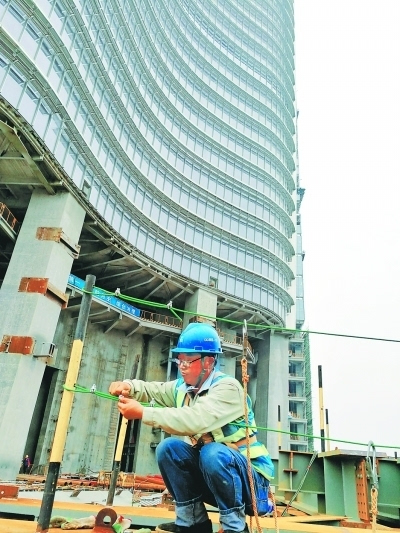 绿地中心项目施工电梯大风中停用 电焊工上岗要爬60层