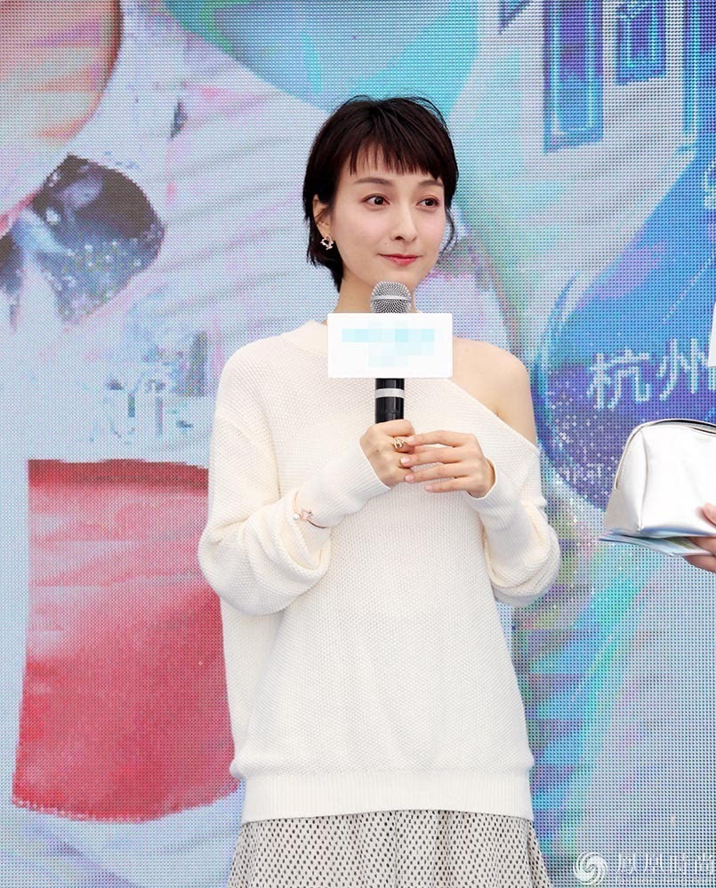 吴昕短发露香肩 开心和粉丝合影比V