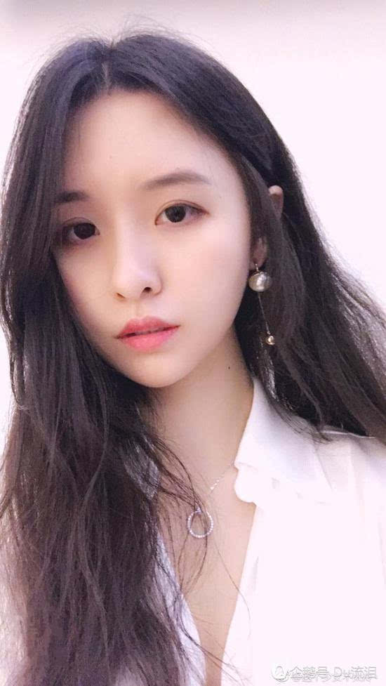 年入千万的女主播啊冷如今入驻斗鱼,冯提莫怕不怕?_搜狐文化_搜狐网